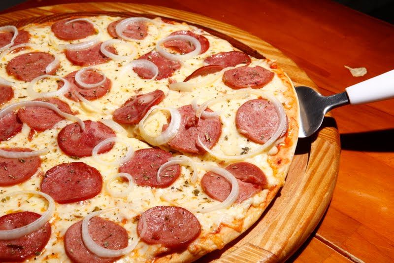 uma delicosa pizza de Calabresa