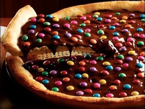 uma deliciosa pizza de MM's